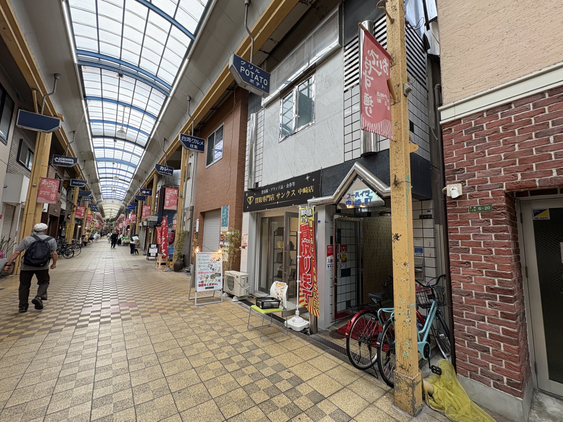 サンクス中崎店がある中崎町商店街